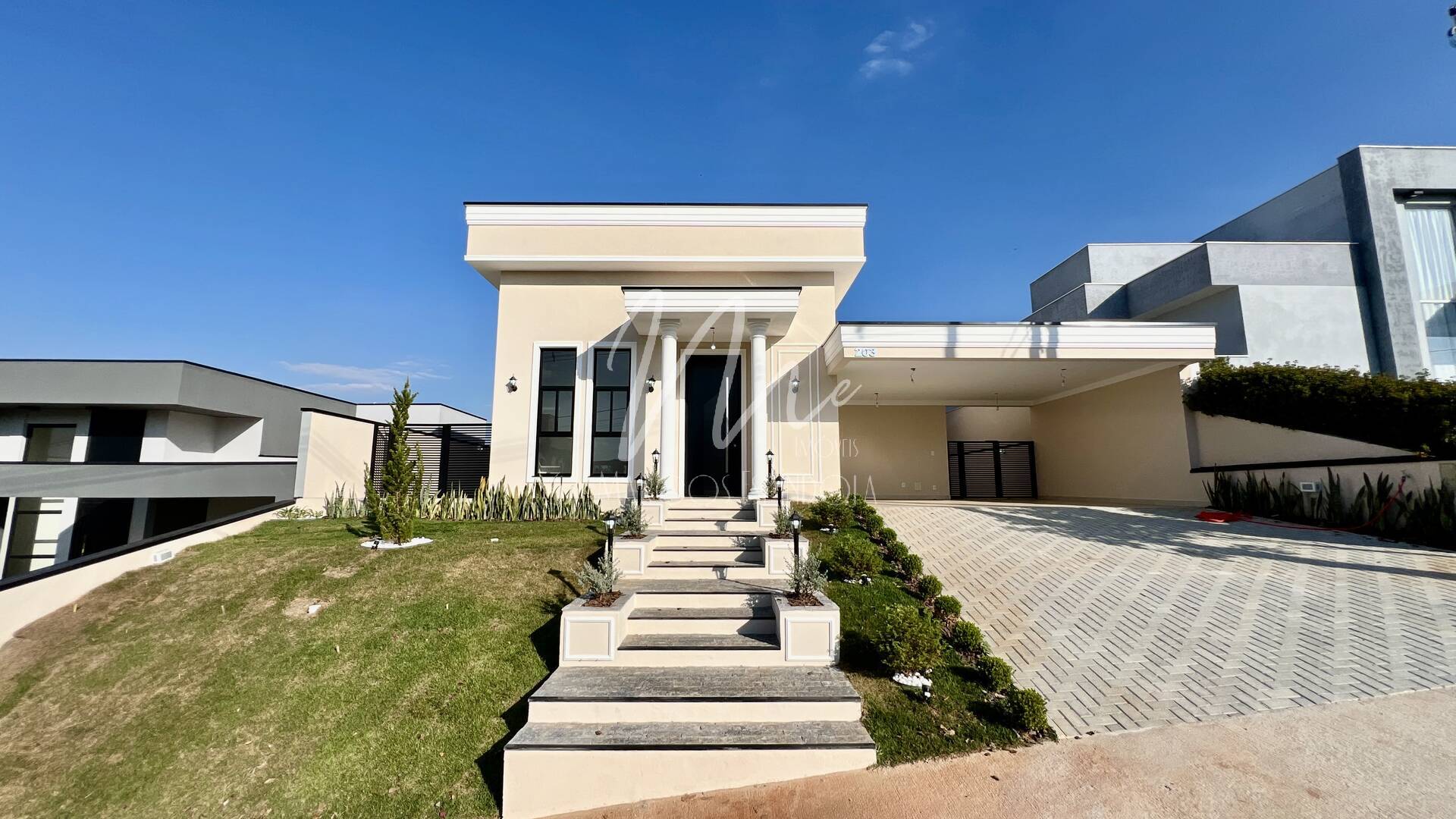 Casa de Condomínio à venda com 3 quartos, 240m² - Foto 1